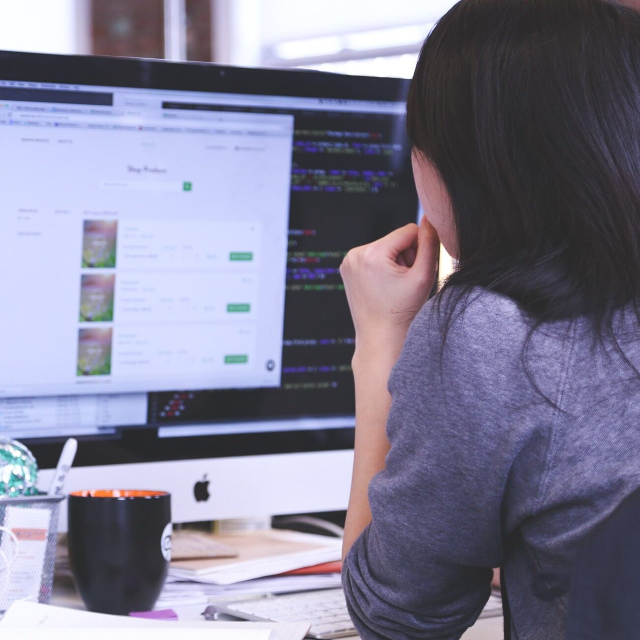 Frau arbeitet konzentriert am Computer an ihrem Business-Wachstum.