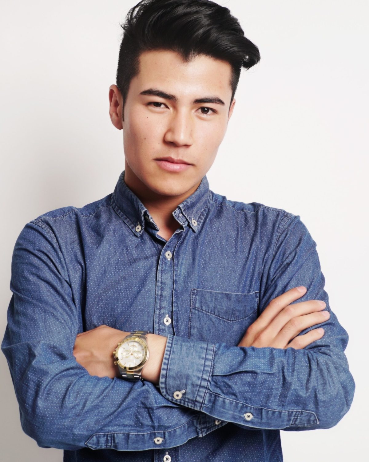 Junger Unternehmer mit verschränkten Armen symbolisiert Klarheit und Selbstbewusstsein.