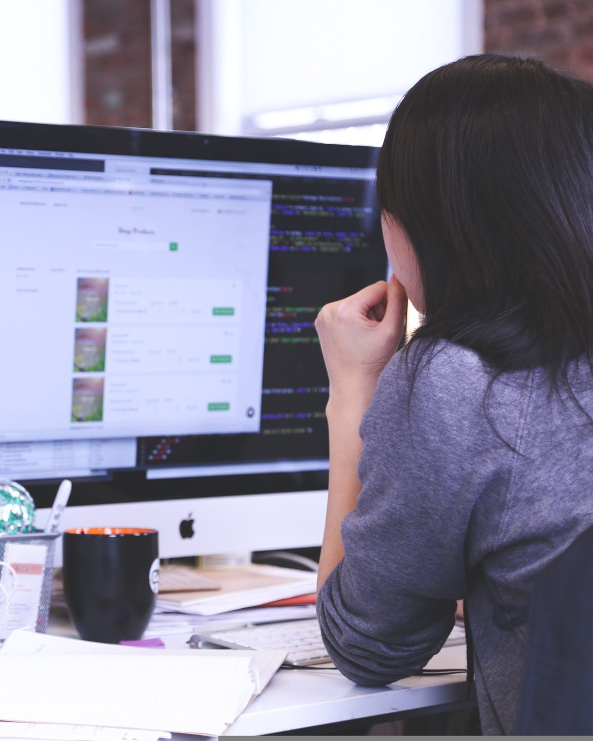 Frau arbeitet konzentriert am Computer an ihrem Business-Wachstum.